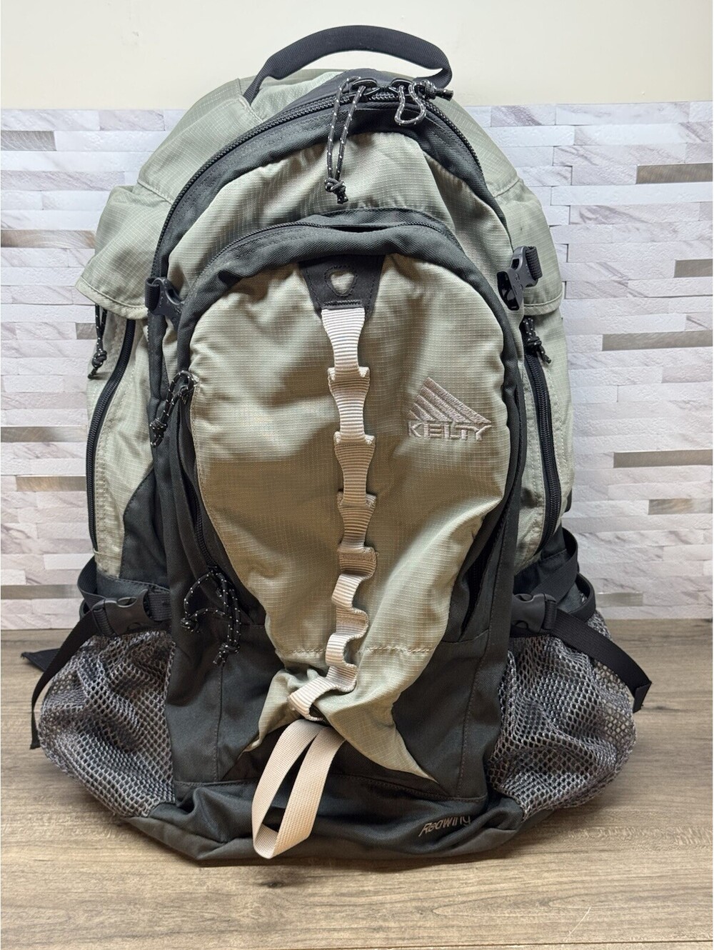 Kelty Redwing 2650 Internal Frame Backpack Silver/Charcoal Hiking Trail Bag 44L